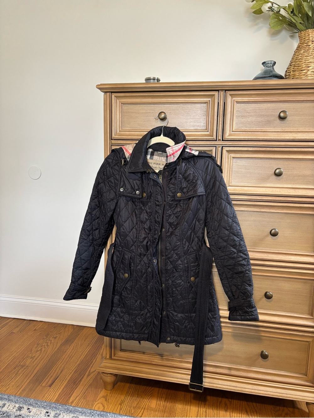 Burberry black quilted jacket. Finsbridge jacket features a hood lined